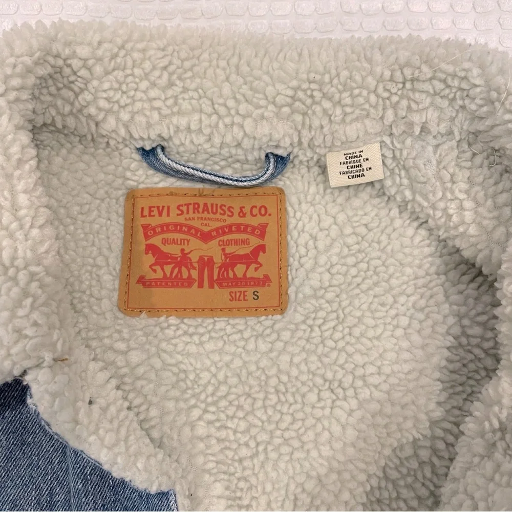 LIKE NEW Levi’s Sherpa Denim Jacket - Picture 4 of 7